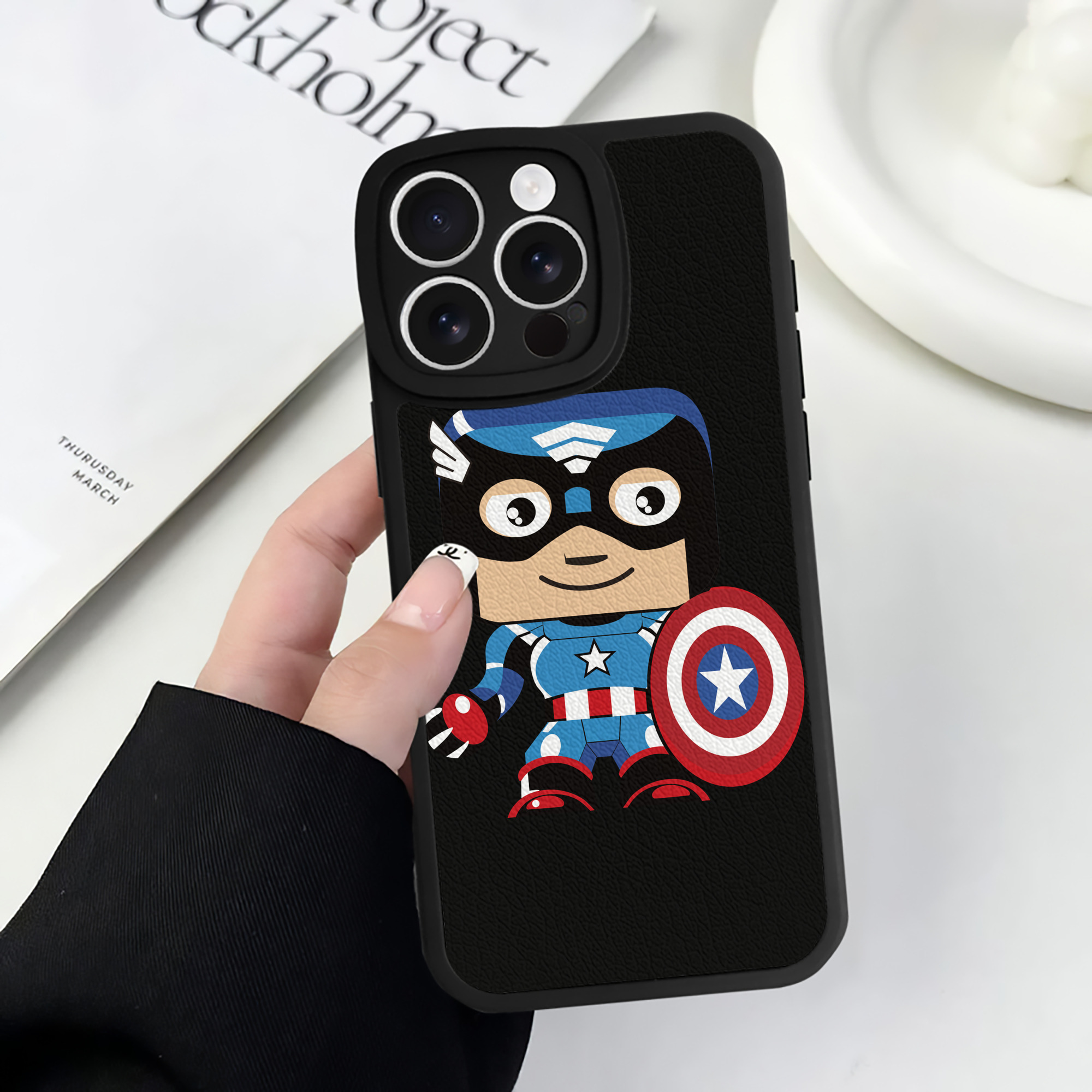 （画像用） アベンジャーズ The Avengers 【iPhone 16シリーズ対応】シリコンスマホケース（レザー調） 材質：シリコン